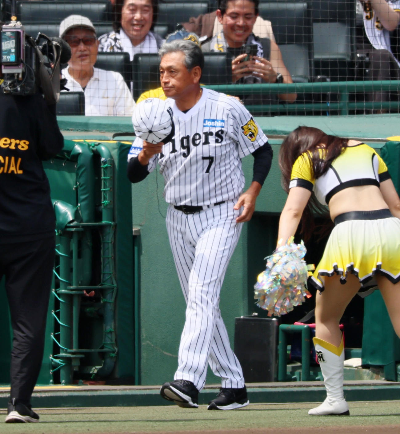 阪神対ソフトバンク　阪神レジェンズデー企画でグラウンドに登場する真弓氏（撮影・加藤哉）