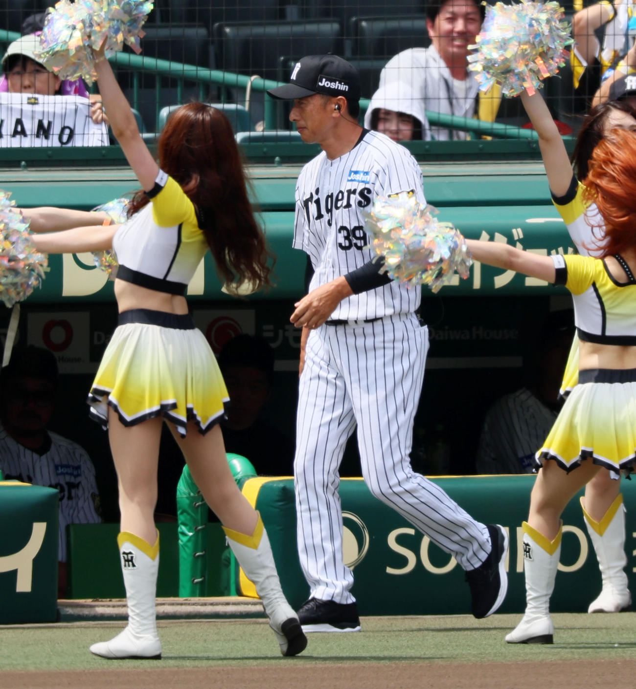 阪神対ソフトバンク　阪神レジェンズデー企画でグラウンドに登場する矢野氏（撮影・加藤哉）