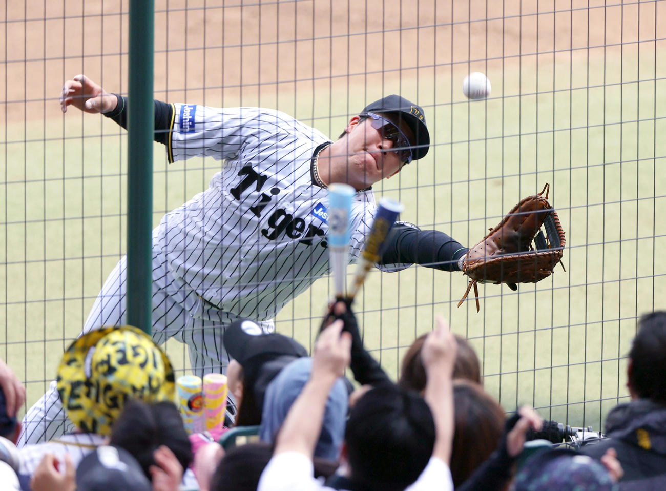 阪神対ソフトバンク　3回表ソフトバンク2死、一塁手大山は野村の邪飛を追うが惜しくも取れずカメラ席に落ちる（撮影・上山淳一）