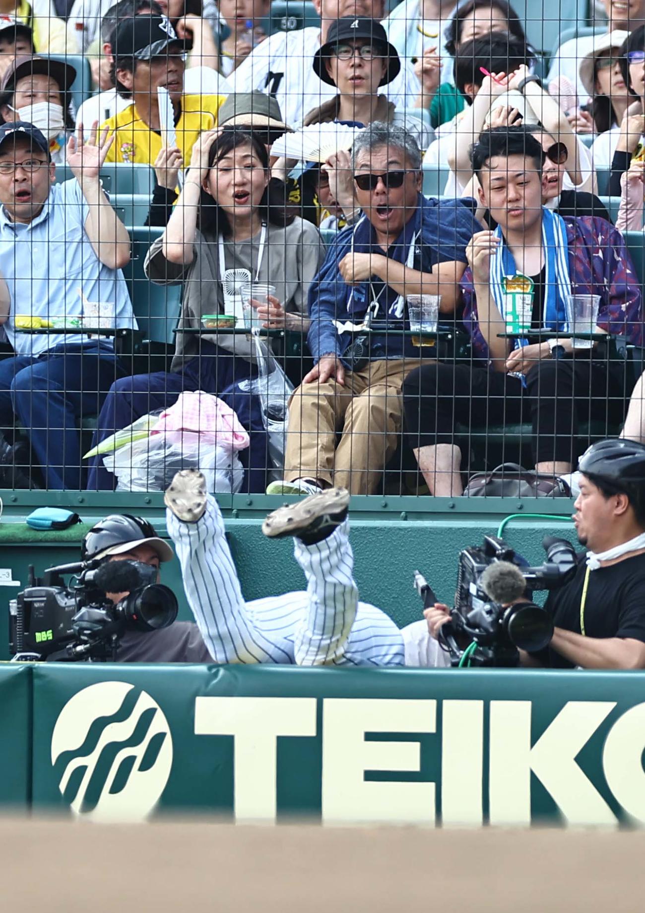 阪神対ソフトバンク　3回表ソフトバンク2死、野村の打球を追いカメラマン席に飛び込む大山（撮影・上田博志）