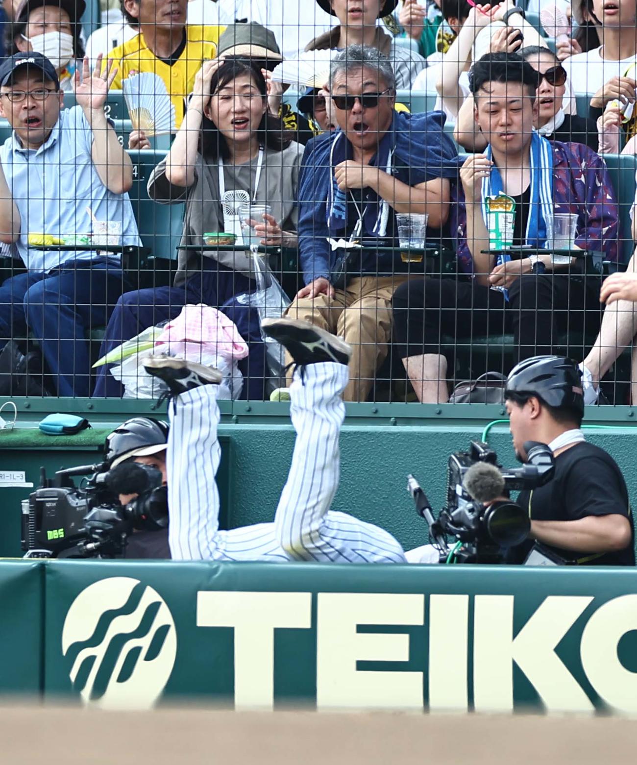 阪神対ソフトバンク　3回表ソフトバンク2死、野村の打球を追いカメラマン席に飛び込む大山（撮影・上田博志）