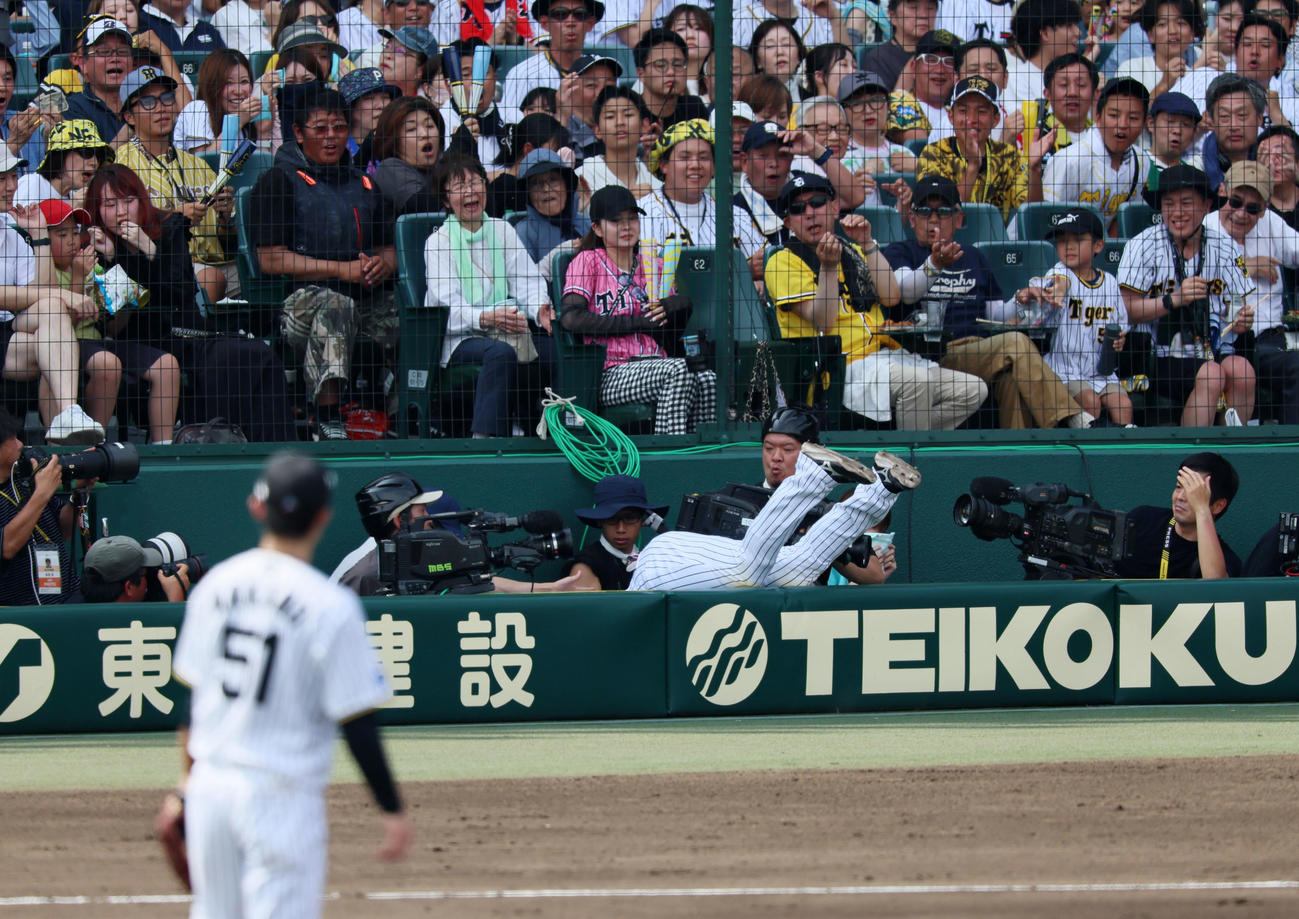 阪神対ソフトバンク　3回表ソフトバンク2死、大山は野村の邪飛を追って一塁側カメラマン席に転落（撮影・加藤哉）