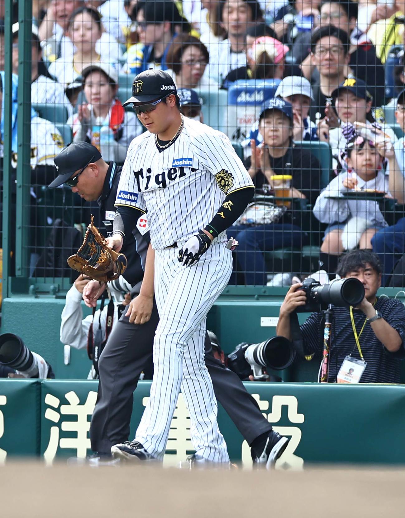 阪神対ソフトバンク　3回表ソフトバンク2死、野村の打球を追いカメラマン席に飛び込む大山（撮影・上田博志）