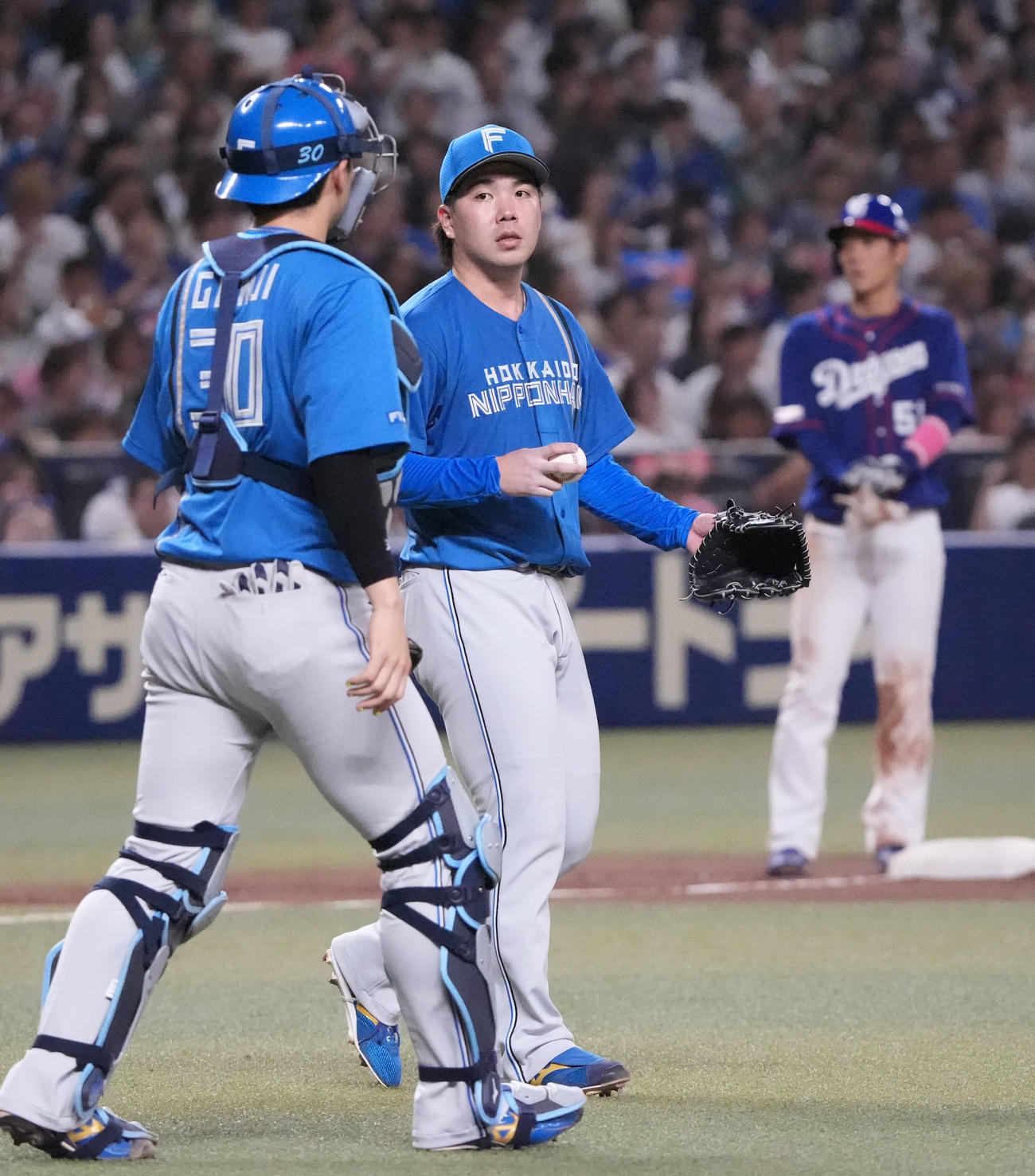 中日対日本ハム　3回裏中日1死三塁、郡司（左）と言葉を交わす金村（撮影・森本幸一）