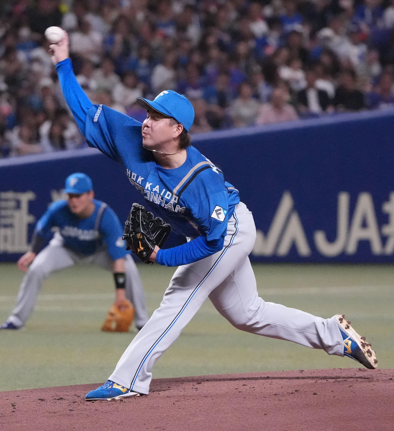 中日対日本ハム　1回裏、登板する日本ハム先発の金村（撮影・森本幸一）