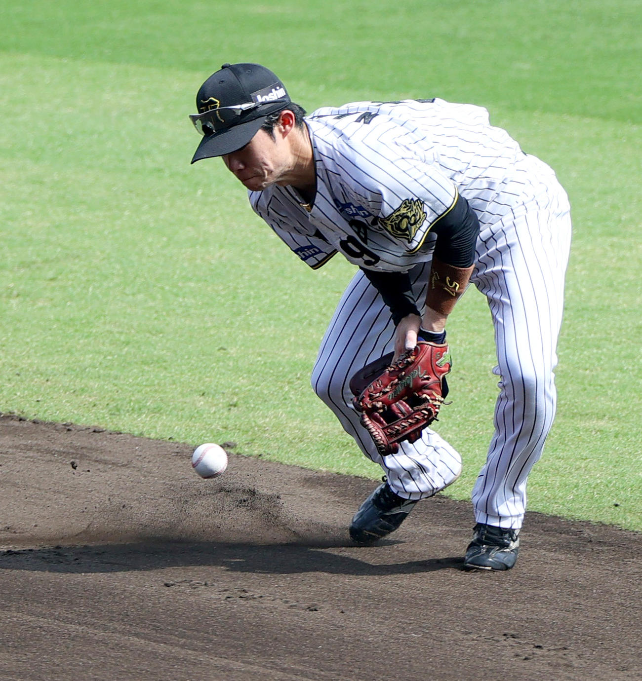 阪神対ソフトバンク　4回裏阪神2死、二塁手中野は栗原の打球をファンブルする（撮影・上山淳一）