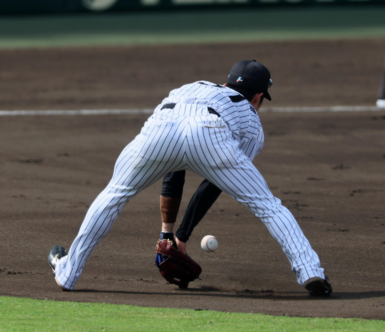 阪神対ソフトバンク　3回表ソフトバンク2死、中野は栗原の打球をエラーする（撮影・加藤哉）