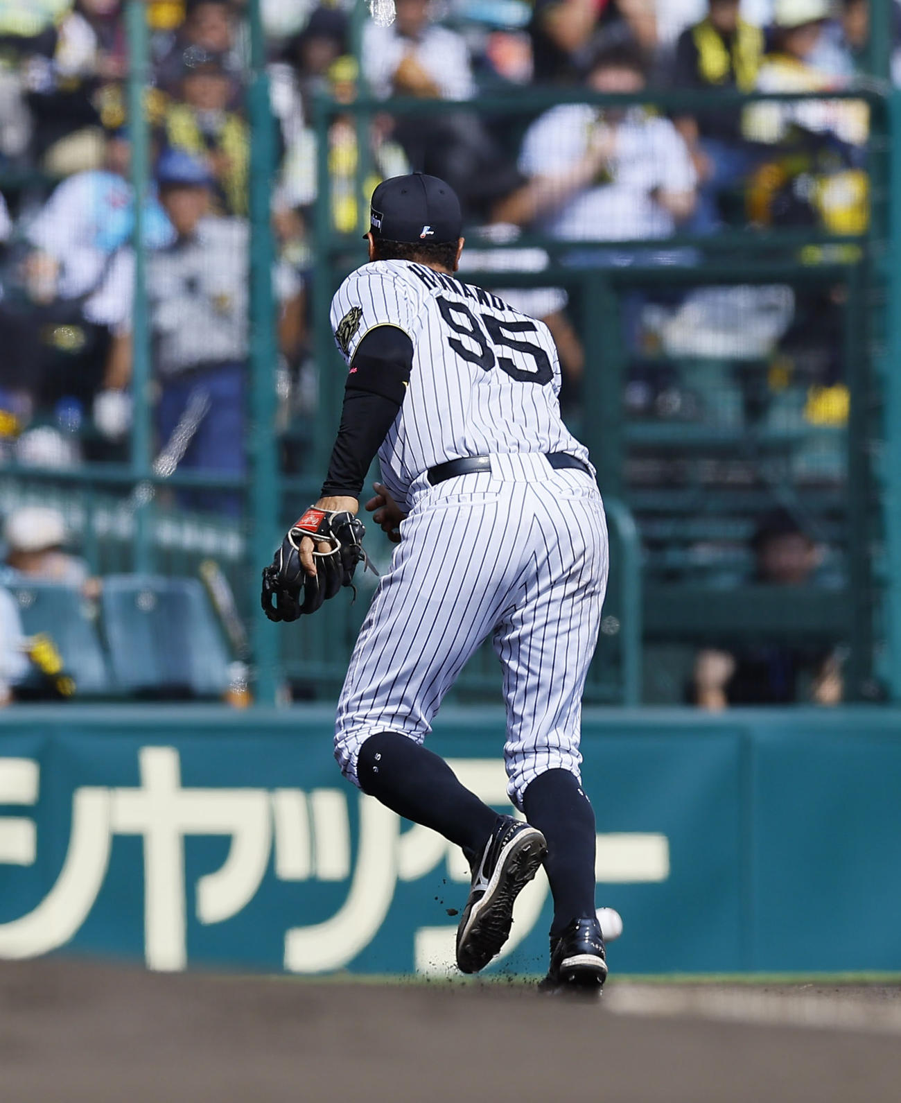 阪神対ソフトバンク　4回表ソフトバンク2死一塁、石塚の三飛を落球、後逸するヘルナンデス（撮影・藤尾明華）
