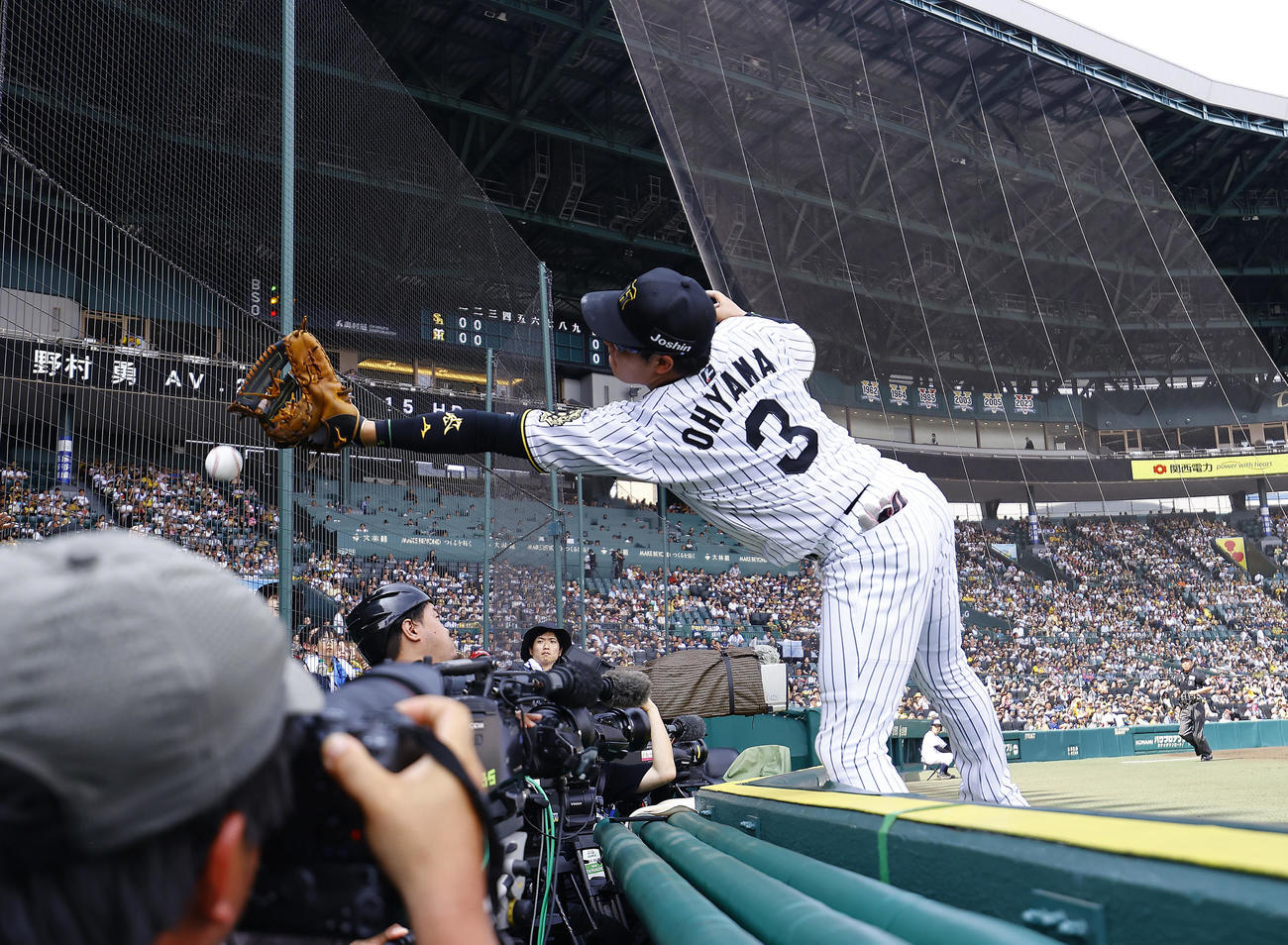 阪神対ソフトバンク　3回表ソフトバンク2死、野村の邪飛を追って、カメラ席に倒れ込む一塁手大山（撮影・藤尾明華）
