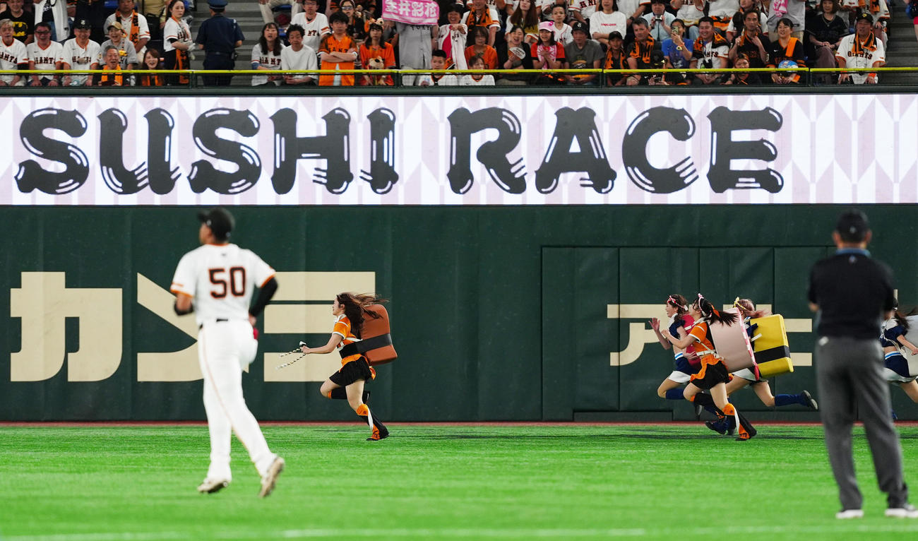 巨人対西武　すしレースはアナゴ（左）が勝利（撮影・清水貴仁）
