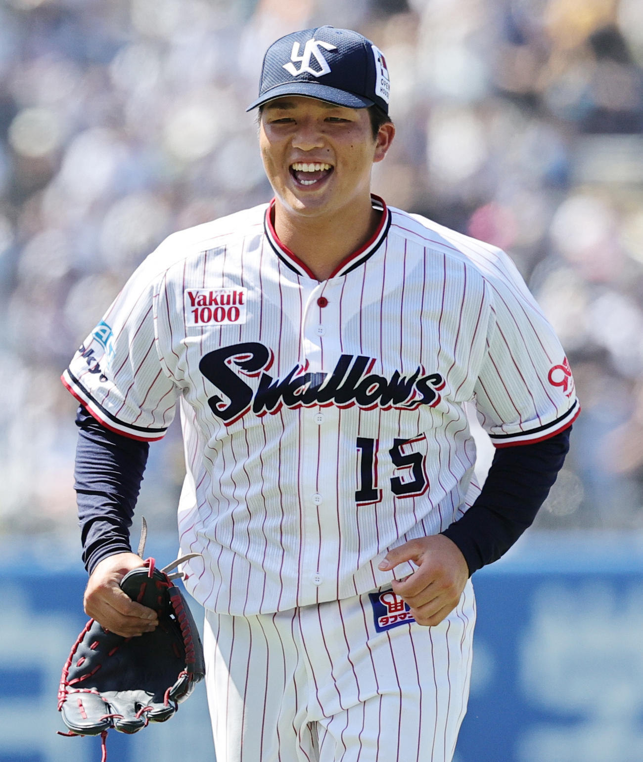 ヤクルト対オリックス　3回表オリックス2死三塁、杉本を見逃し三振に仕留め笑顔でベンチに戻る中村優（撮影・野上伸悟）
