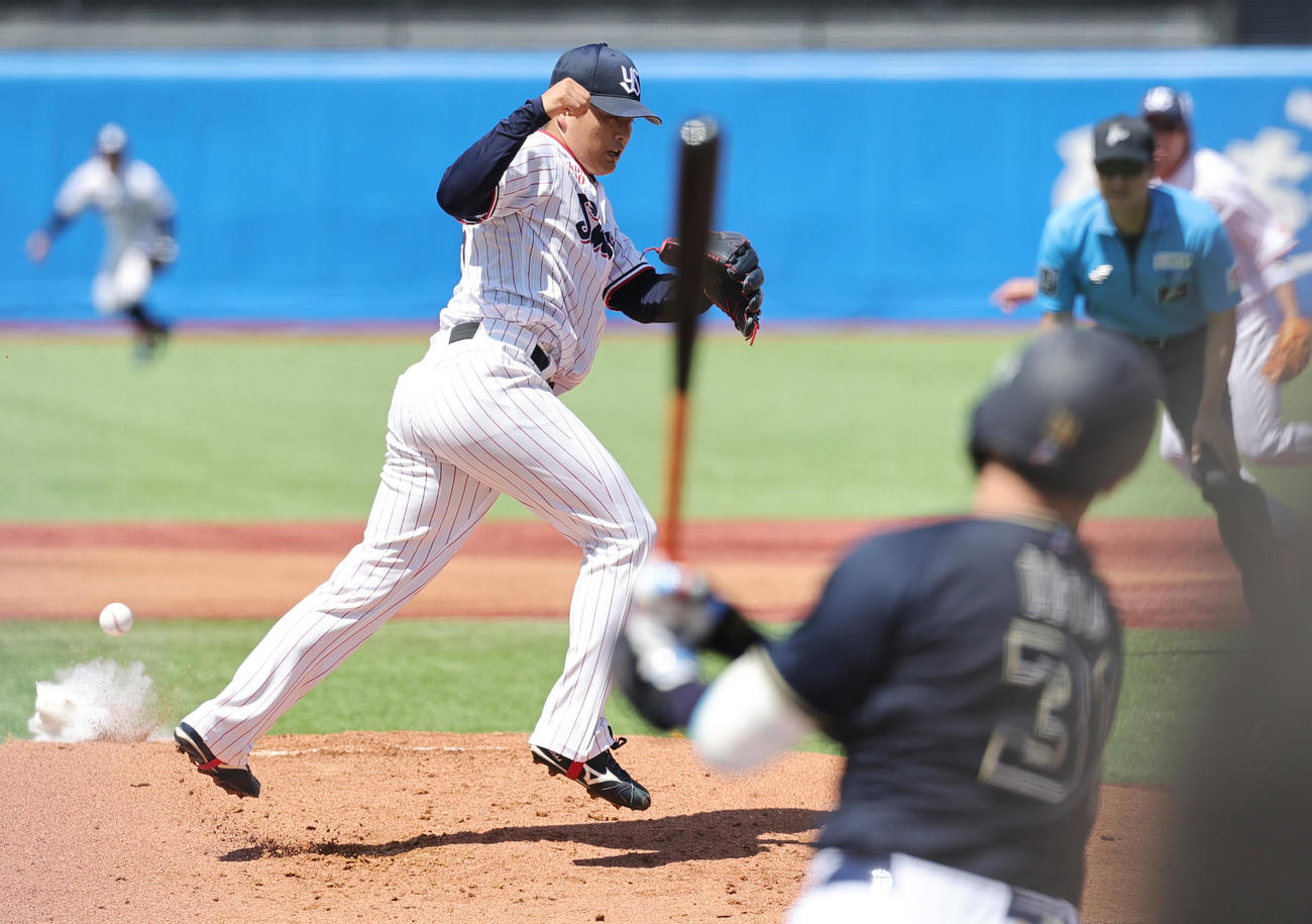 ヤクルト対オリックス　1回表オリックス1死一塁、太田に中前打を許す中村優（撮影・野上伸悟）