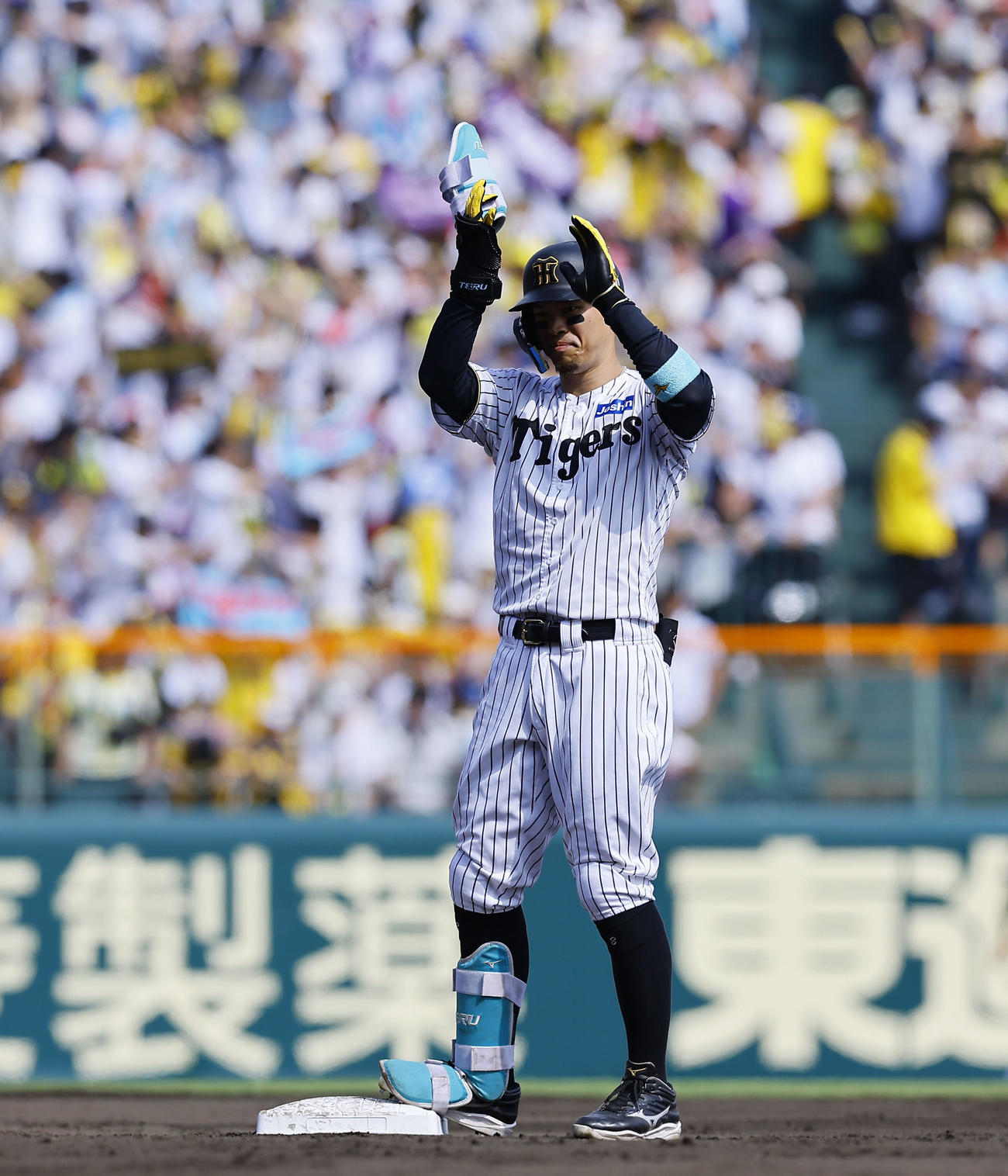 阪神対ソフトバンク　4回裏阪神2死一塁、佐藤輝は左越えに二塁打を放ち手をたたく（撮影・藤尾明華）