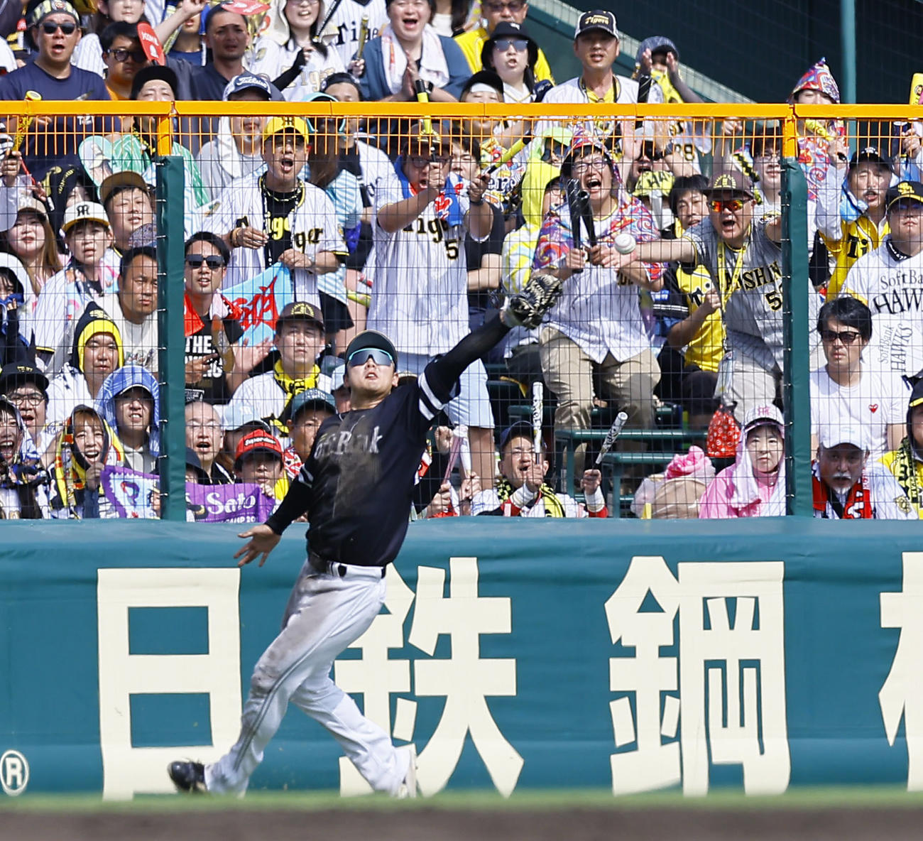 阪神対ソフトバンク　4回裏阪神2死一塁、佐藤輝の左越え二塁打の打球を後逸する石塚（撮影・藤尾明華）
