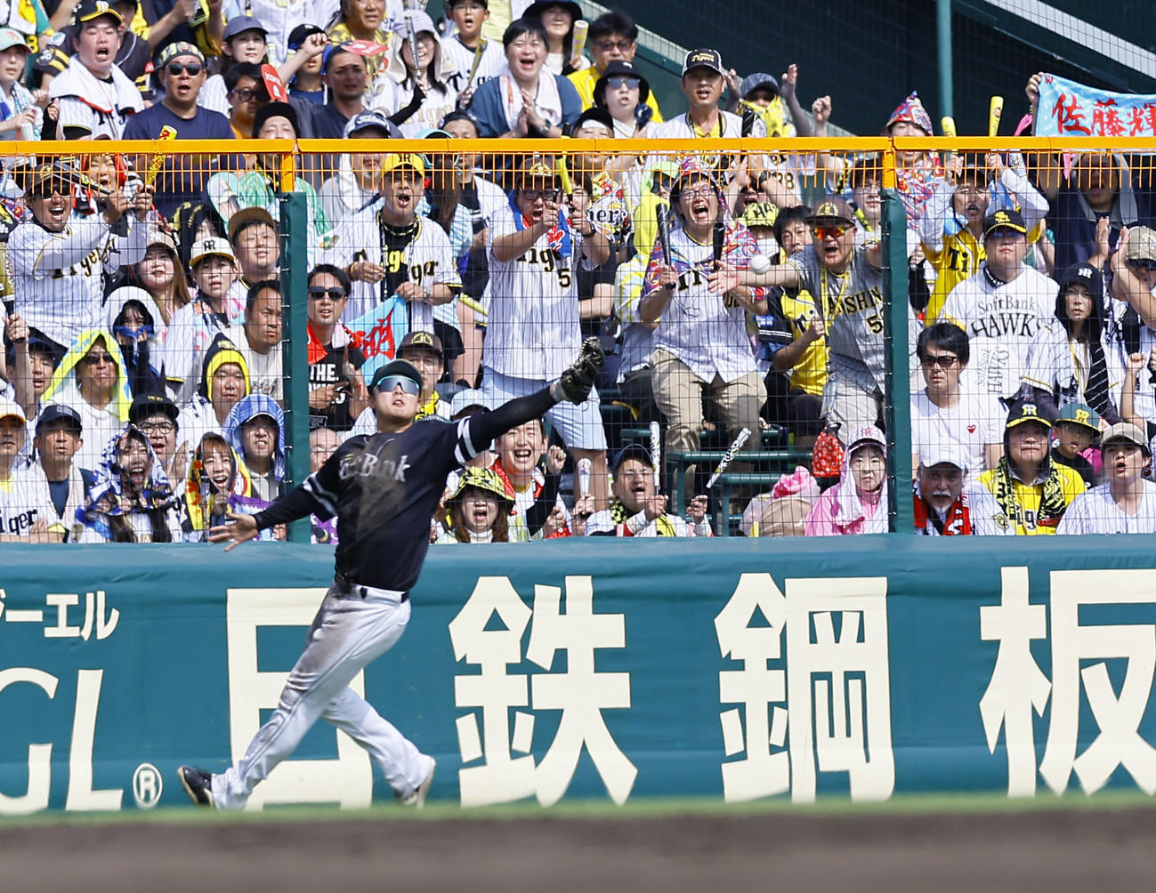 阪神対ソフトバンク　4回裏阪神2死一塁、佐藤輝の左越え二塁打の打球を後逸する石塚（撮影・藤尾明華）