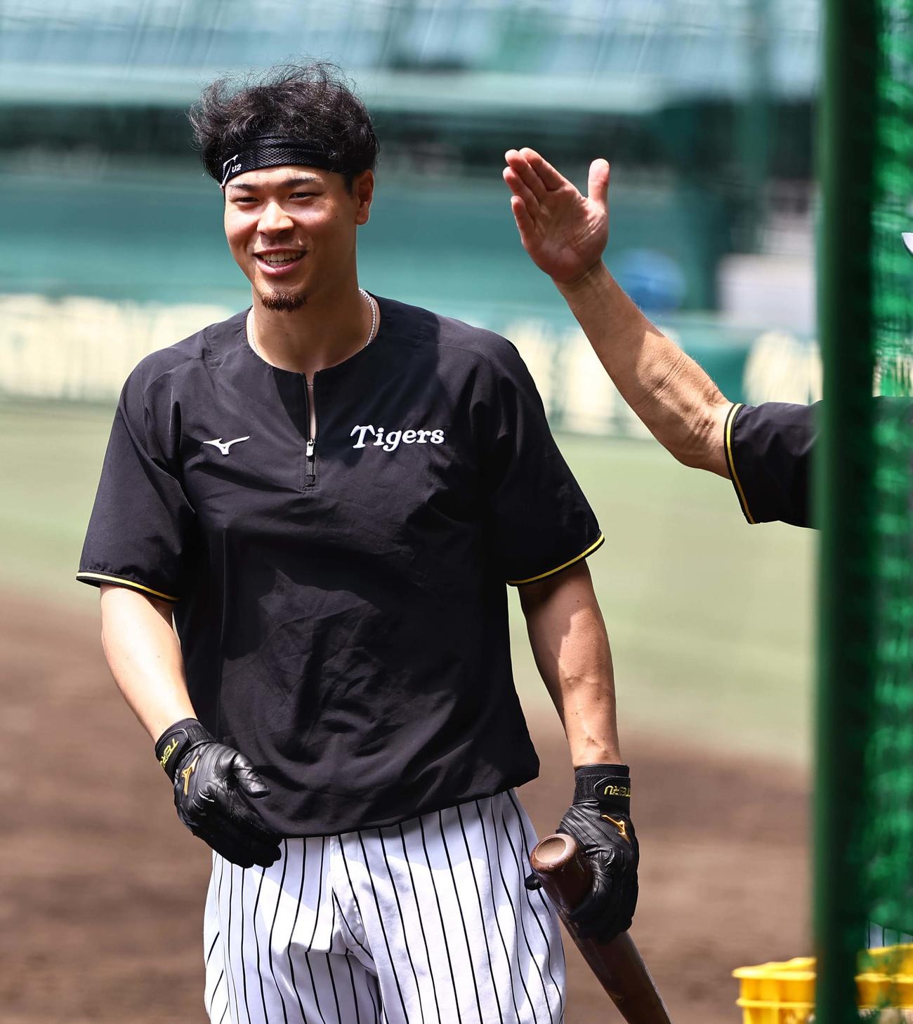 阪神対ソフトバンク　笑顔を見せる佐藤輝（撮影・上田博志）