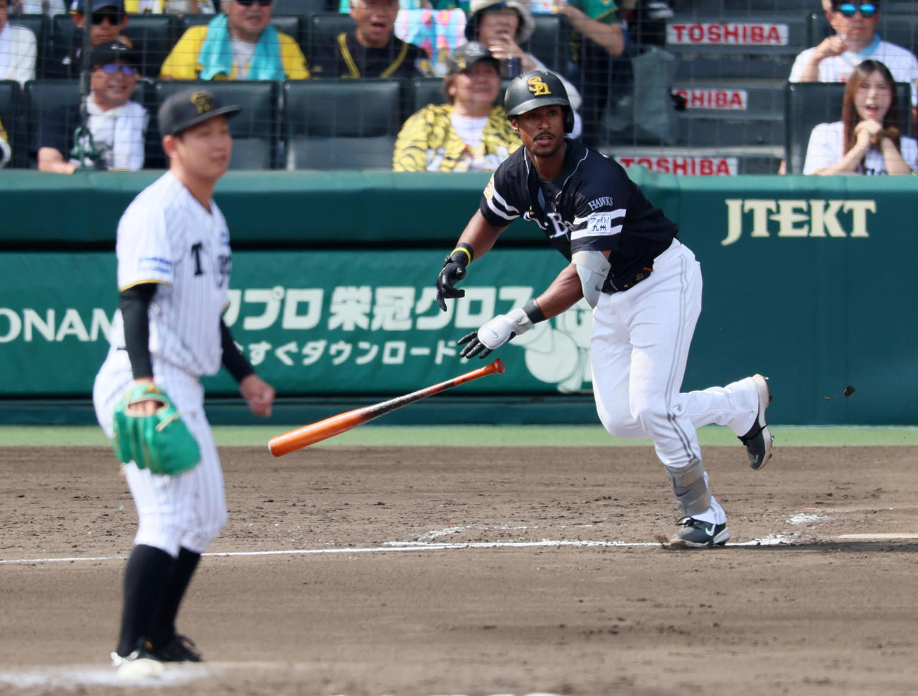 阪神対ソフトバンク　4回表ソフトバンク2死一、二塁、ダウンズは左前打2点適時打を放つ。投手伊原（撮影・加藤哉）