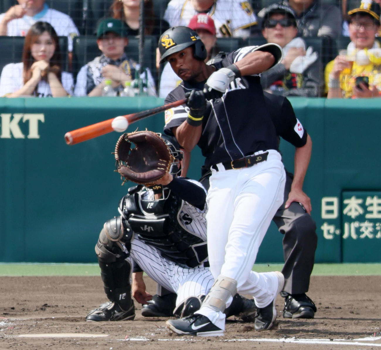 阪神対ソフトバンク　3回表ソフトバンク2死一、二塁、ダウンズは左前打2点適時打を放つ（撮影・加藤哉）