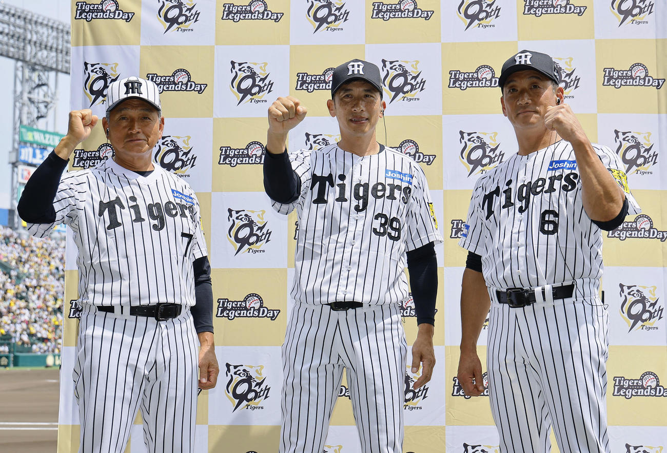 阪神対ソフトバンク　試合前のトークイベンに登場した左から真弓明信氏、矢野燿大氏、金本知憲氏（撮影・藤尾明華）