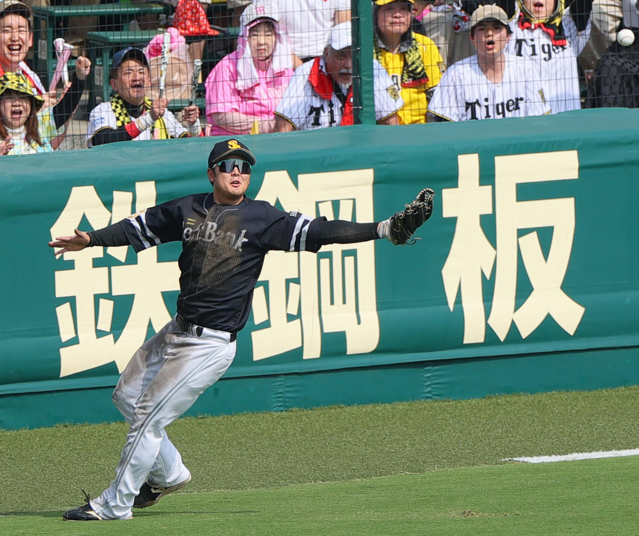 阪神対ソフトバンク　4回裏阪神2死一塁、左翼手石塚は佐藤輝の左二塁打を後逸する（撮影・上山淳一）