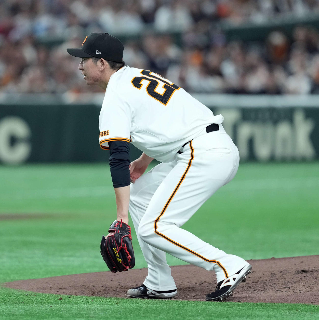 巨人対西武　3回表西武1死二、三塁、源田の打球が足に当たり適時打とされる戸郷（撮影・たえ見朱実）