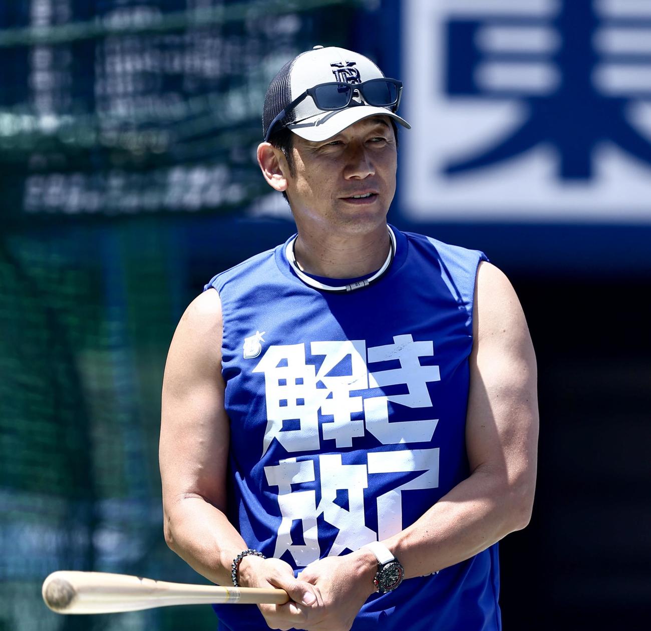 DeNA対ロッテ　試合前、練習を見守るDeNA三浦監督（撮影・河田真司）