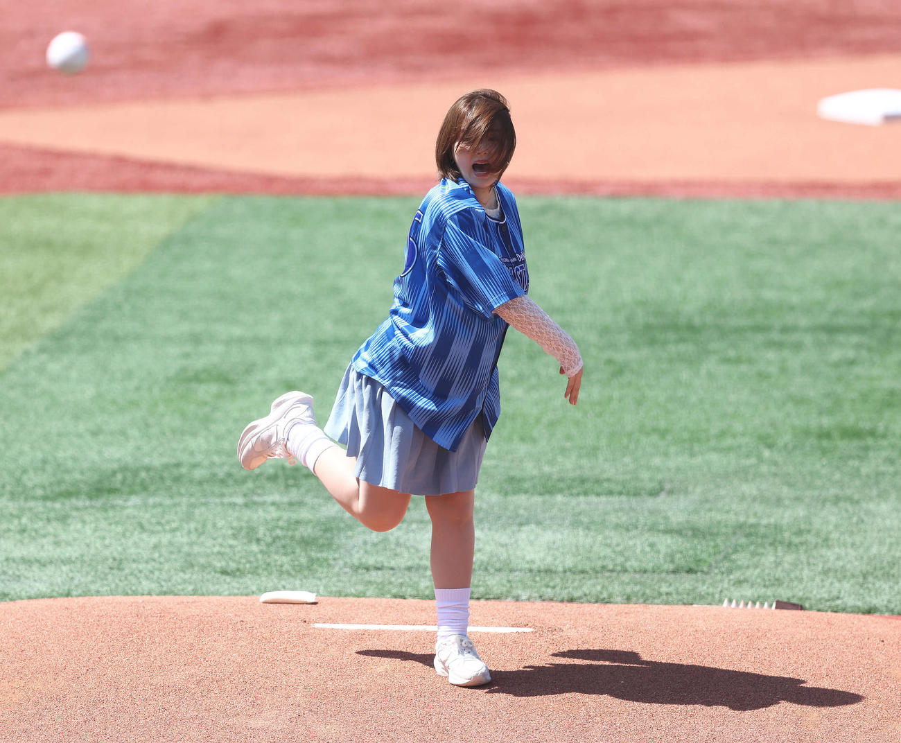 DeNA対ロッテ　開始前、始球式を務める篠崎愛（撮影・河田真司）