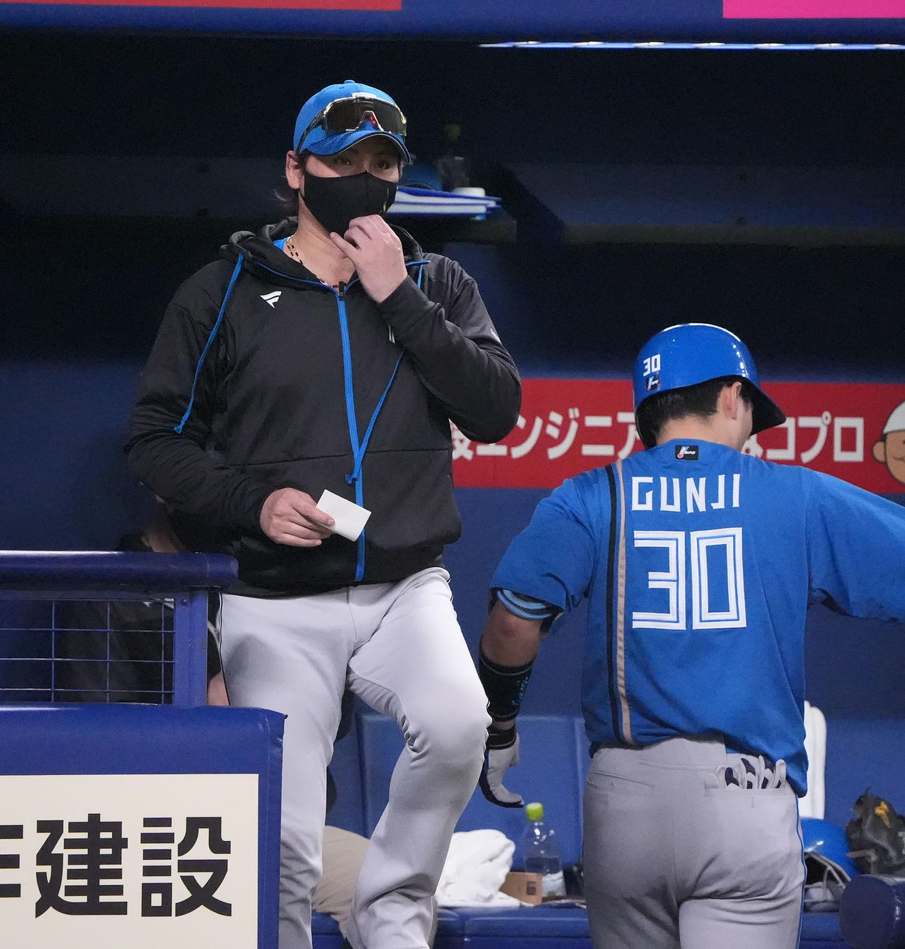 中日対日本ハム　6回表終了、新庄監督（左）は選手交代を告げる（撮影・森本幸一）