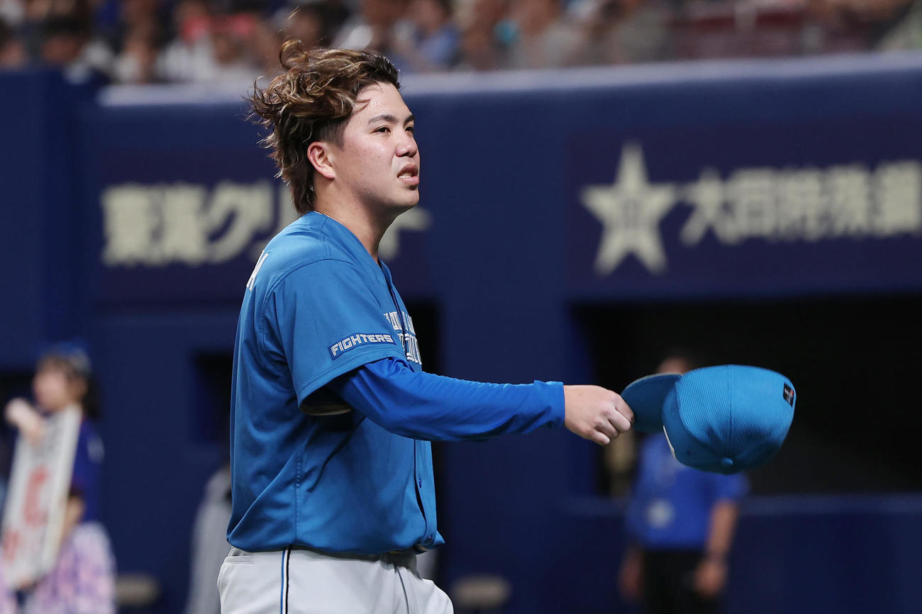 中日対日本ハム　3回裏を投げ終え、悔しそうにベンチへ戻る日本ハム金村（撮影・前田充）