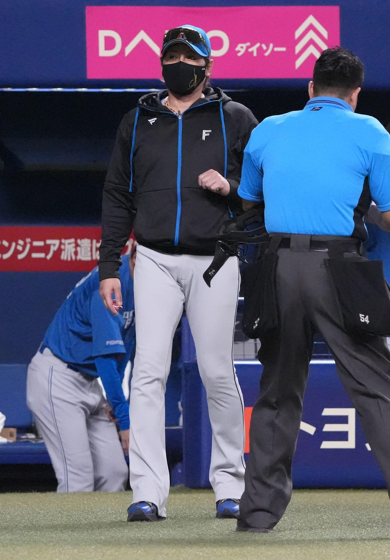 中日対日本ハム　5回表終了、選手交代を告げる新庄監督（撮影・森本幸一）