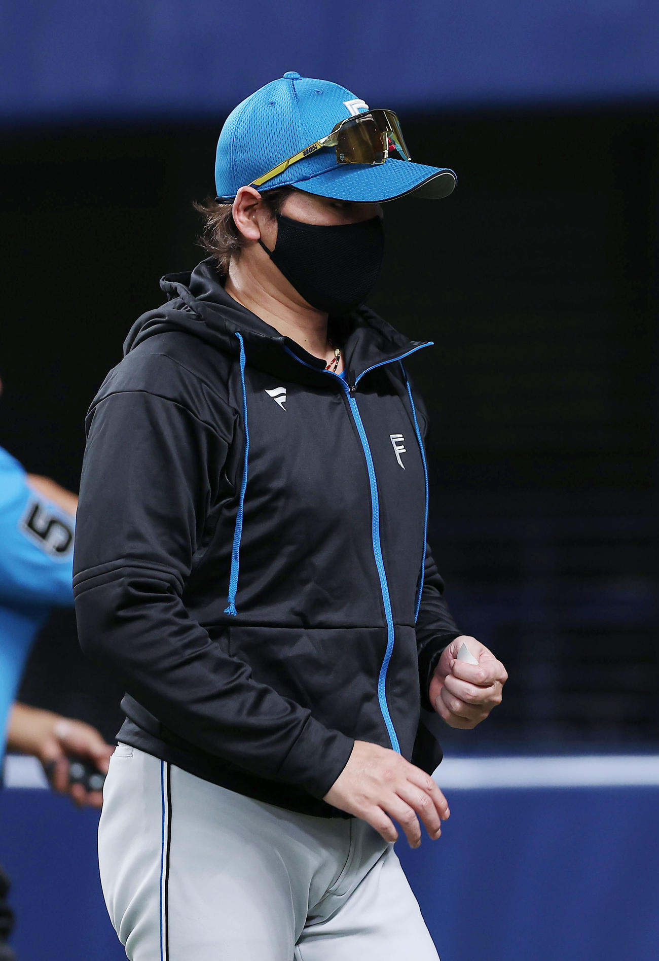 中日対日本ハム　5回表を終え、選手交代を告げた日本ハム新庄監督（撮影・前田充）