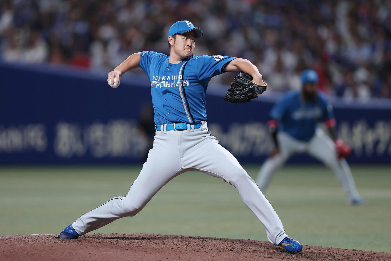 中日対日本ハム　日本ハム2番手の斎藤（撮影・前田充）
