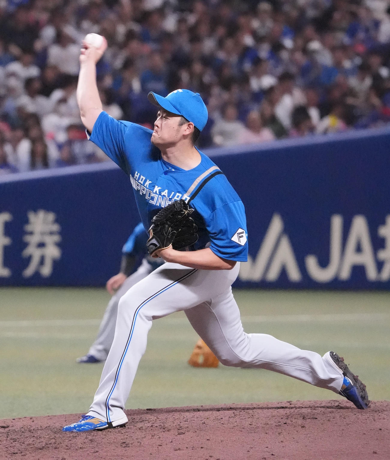 中日対日本ハム　5回裏、日本ハム2番手で登板する斎藤（撮影・森本幸一）
