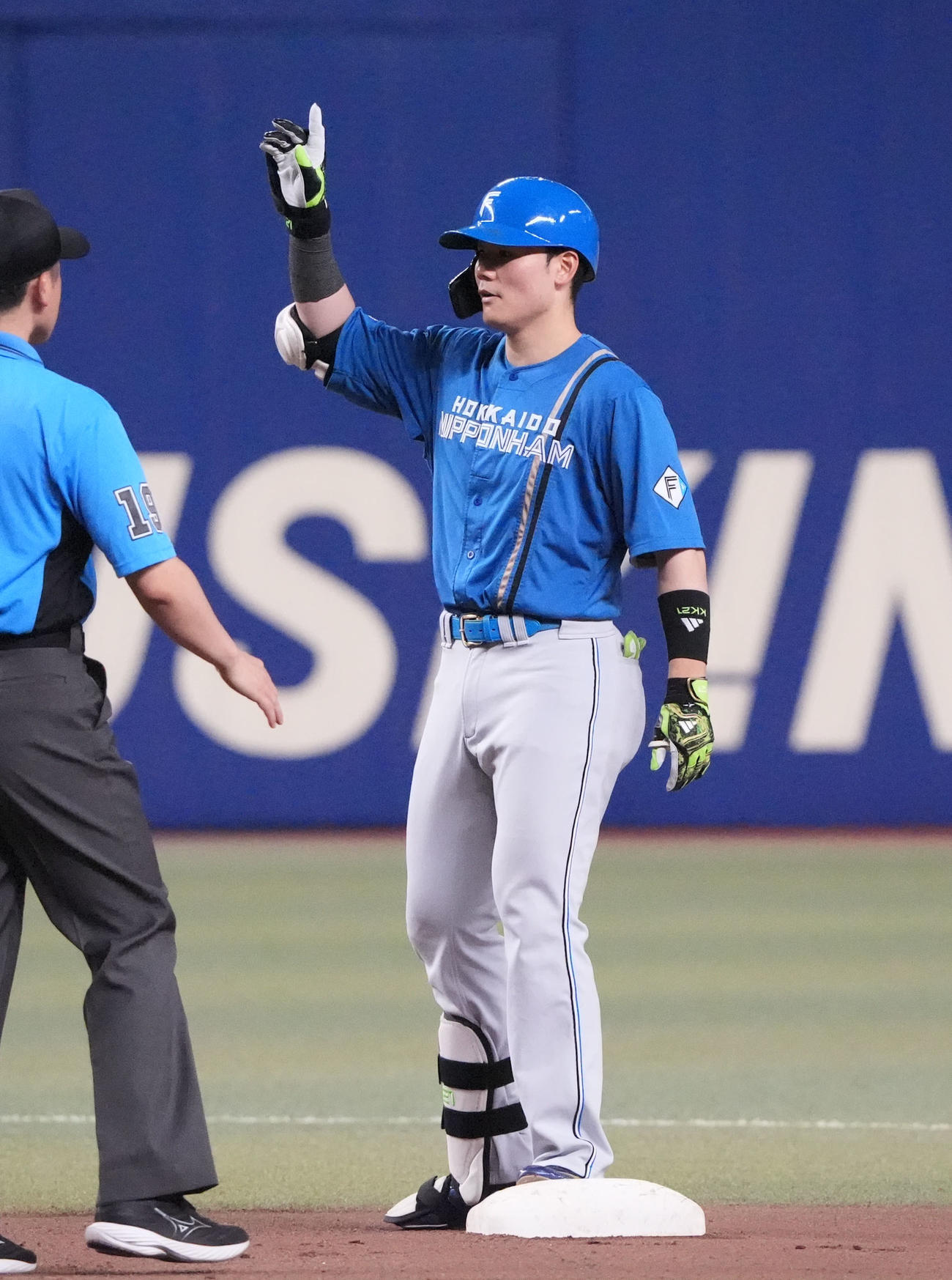 中日対日本ハム　6回表日本ハム無死、中越え二塁打を放ちベンチへ向かってアピールする清宮幸（撮影・森本幸一）