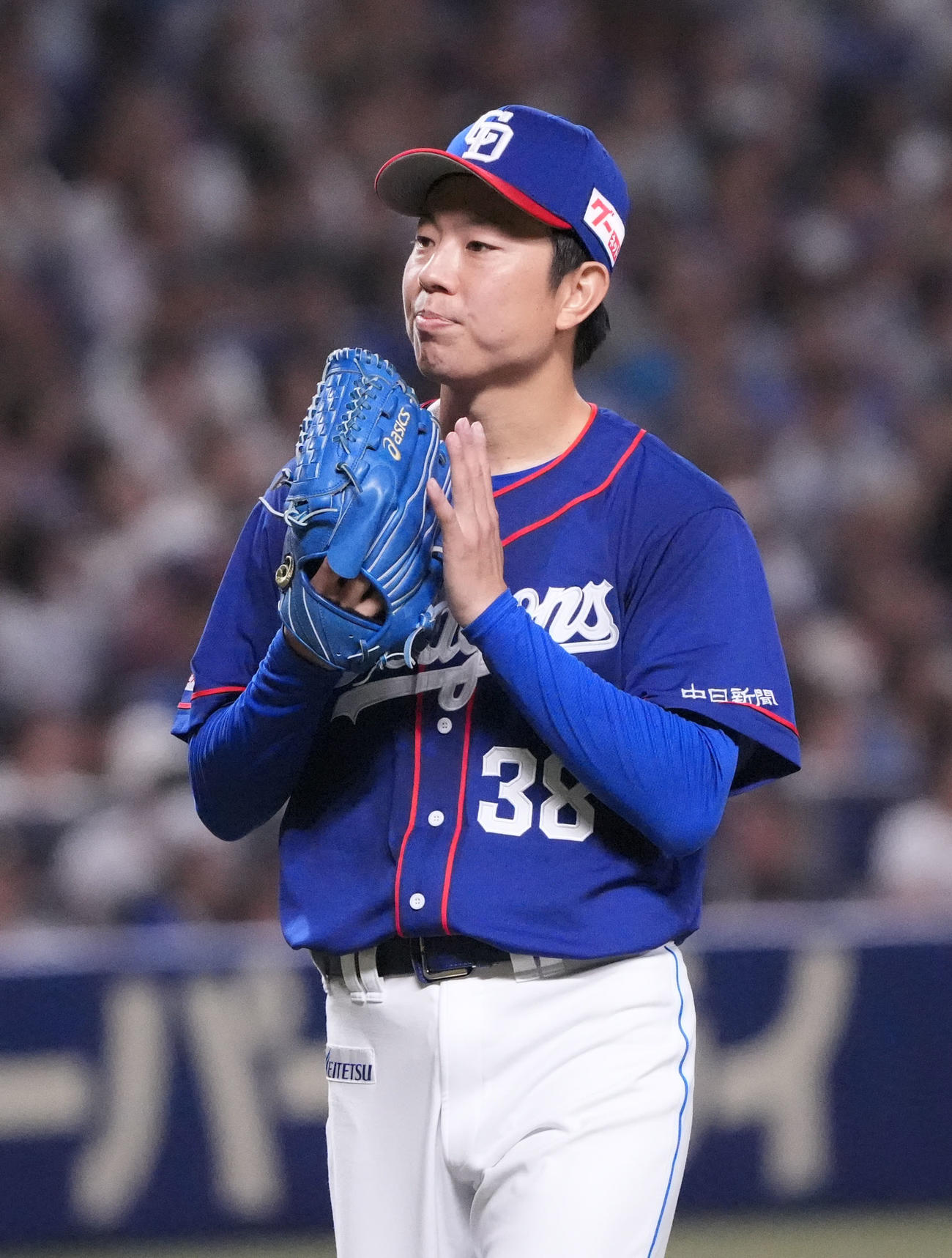 中日対日本ハム　6回表終了、グラブを叩きベンチへ戻る松葉（撮影・森本幸一）
