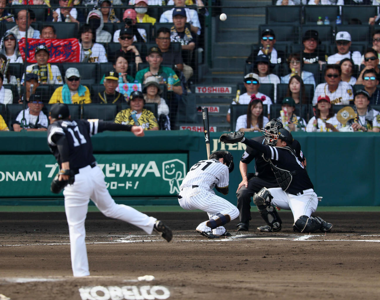 阪神対ソフトバンク　6回裏阪神1死、中野は頭部死球を受ける。投手津森（撮影・加藤哉）