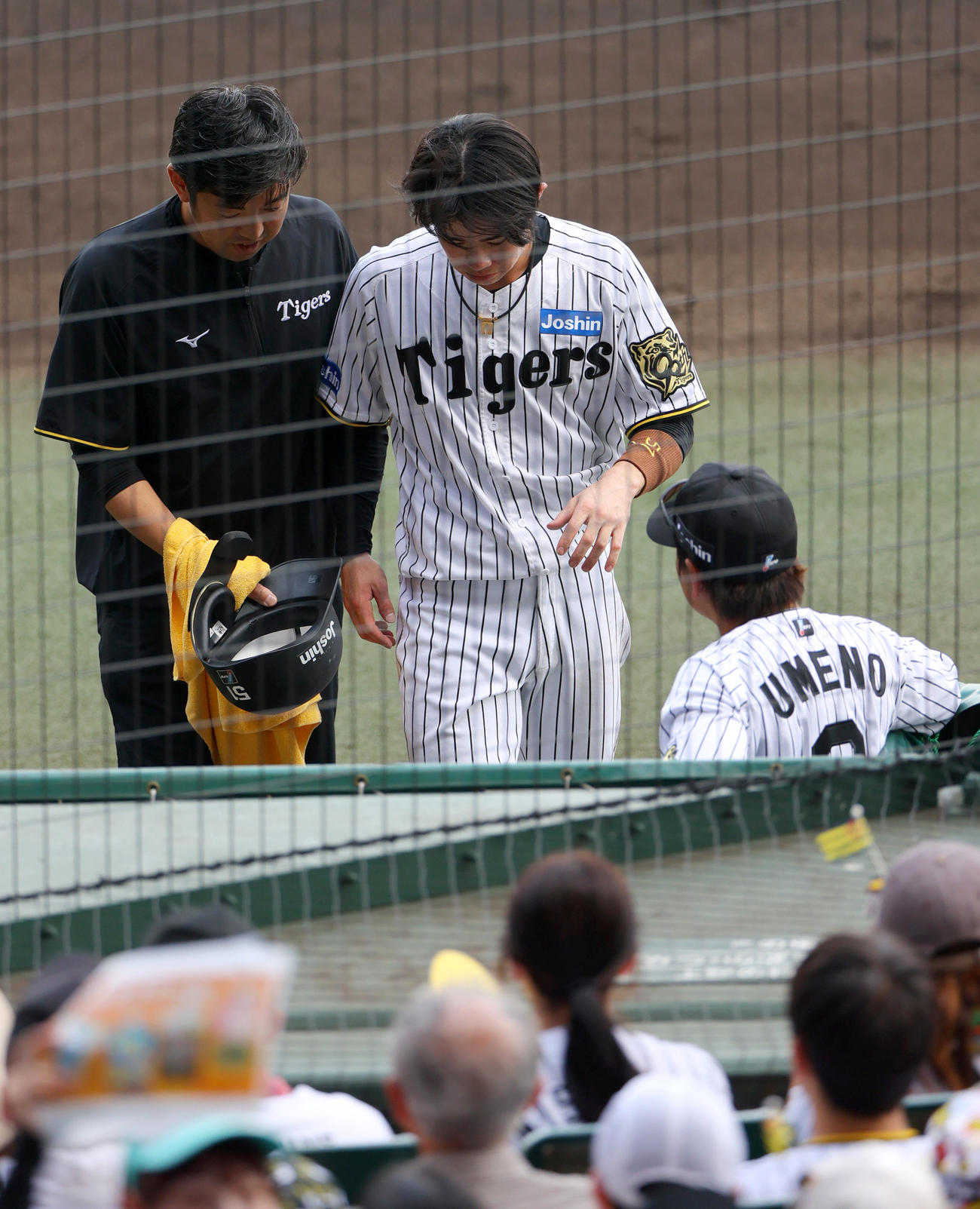阪神対ソフトバンク　6回裏阪神1死、中野（中央）は死球を受けベンチへ手当に向かう（撮影・上山淳一）