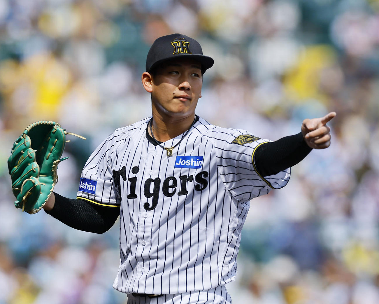 阪神対ソフトバンク　4回を終え、ベンチに戻る阪神伊原（撮影・藤尾明華）