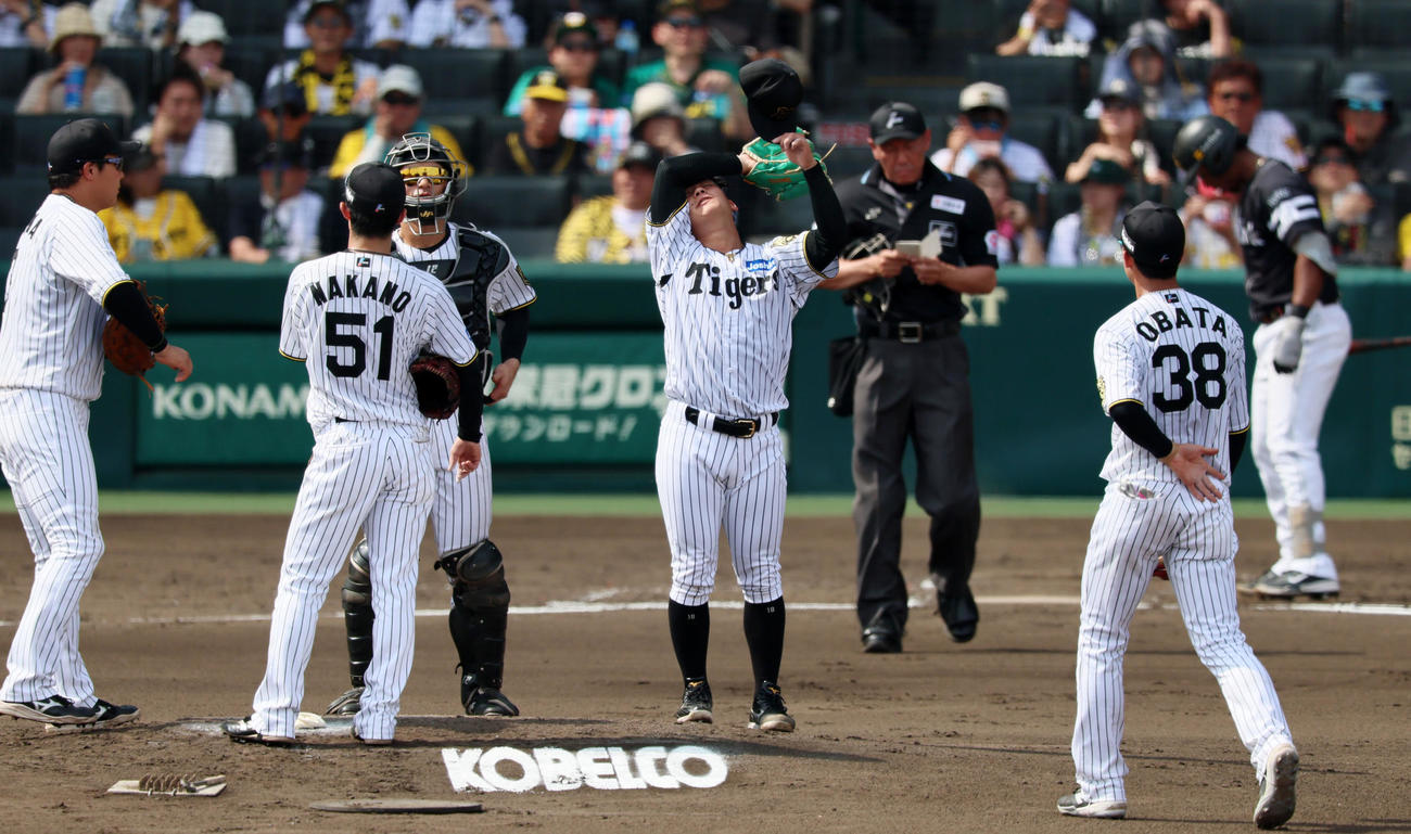 阪神対ソフトバンク　3回表ソフトバンク2死一、二塁、味方の連続エラーで走者を貯めマウンドで汗をぬぐう伊原（撮影・加藤哉）