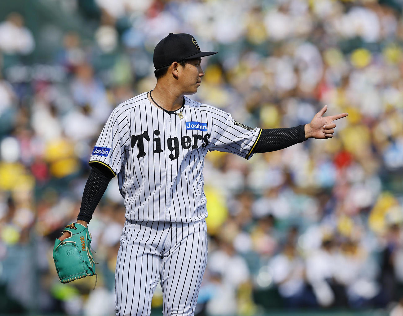 阪神対ソフトバンク　6回表ソフトバンク1死一塁、石塚を三ゴロ併殺に打ち取り野手を指さす伊原（撮影・藤尾明華）