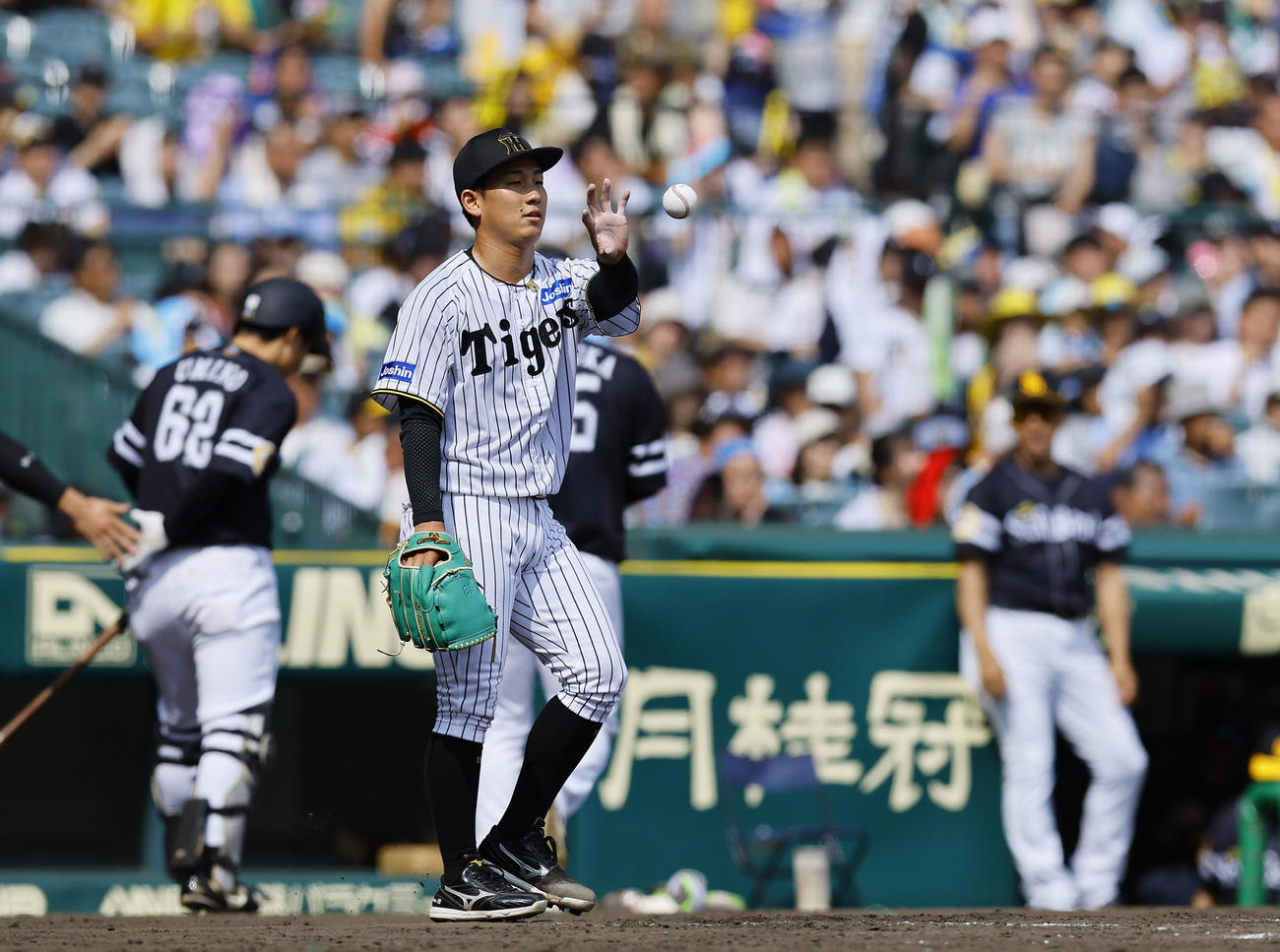 阪神対ソフトバンク　4回表ソフトバンク2死二、三塁、ダウンズに2点適時打を許した伊原（撮影・藤尾明華）