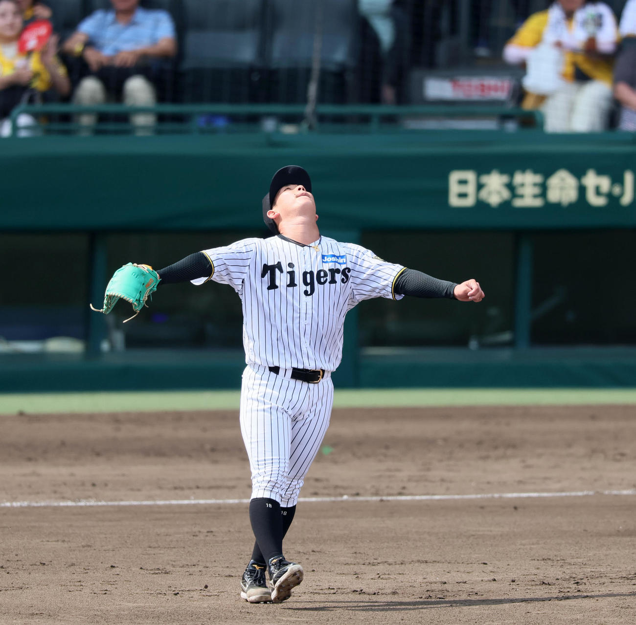 阪神対ソフトバンク　3回表ソフトバンク1死、伊原は中村を三振に仕留め上を向いてマウンド周りを歩く（撮影・加藤哉）