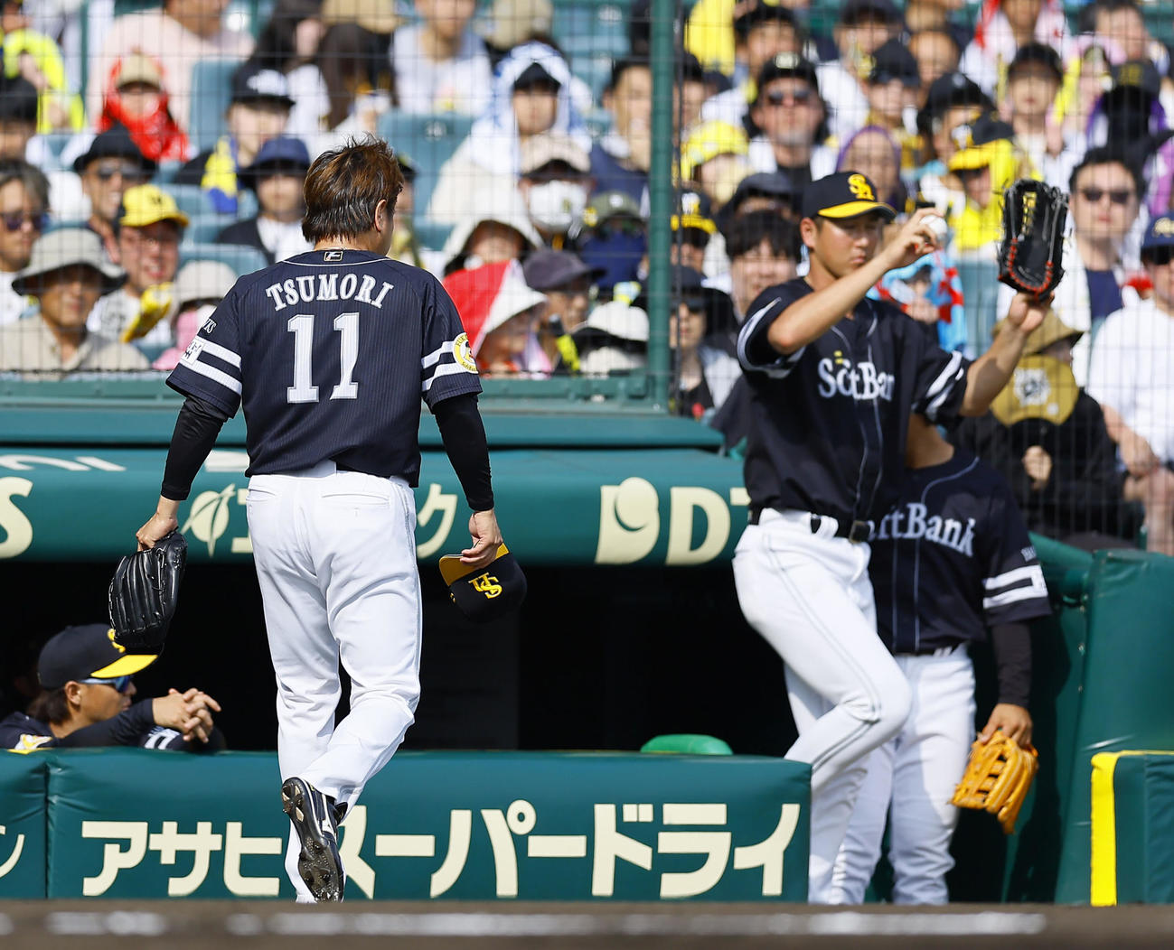 阪神対ソフトバンク　6回裏阪神1死、中野に頭部死球を与え、危険球退場する津森（撮影・藤尾明華）