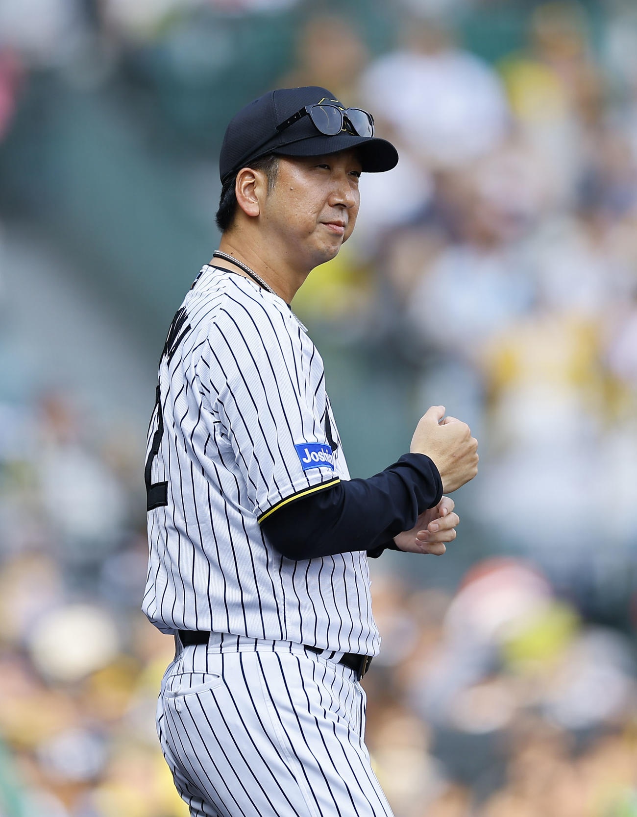 阪神対ソフトバンク　6回途中、中野に代走を告げる阪神藤川監督（撮影・藤尾明華）