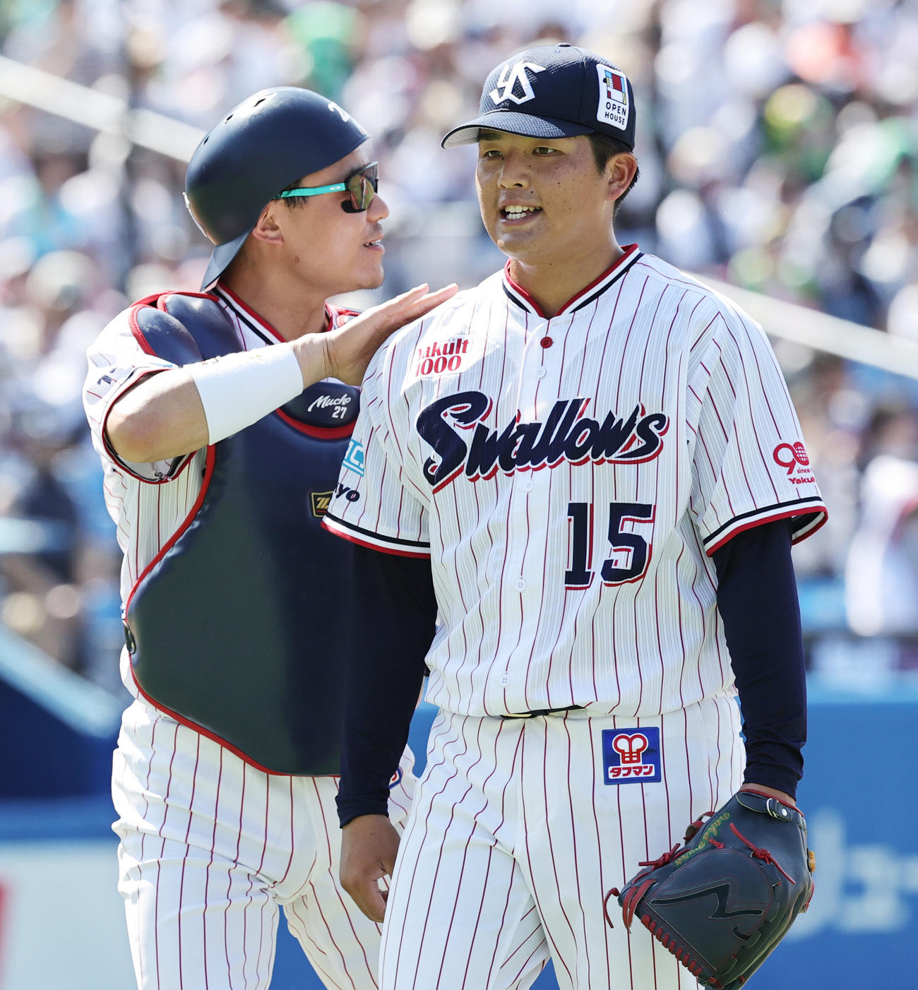 ヤクルト対オリックス　3回表を終え中村悠（左）にねぎらわれるヤクルト中村優（撮影・野上伸悟）