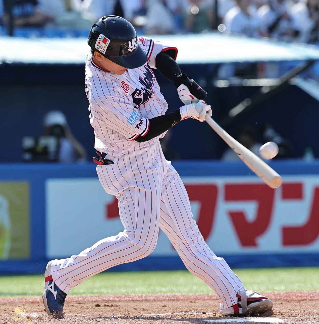 ヤクルト対オリックス　6回裏ヤクルト無死、左越え本塁打を放つ内山（撮影・野上伸悟）