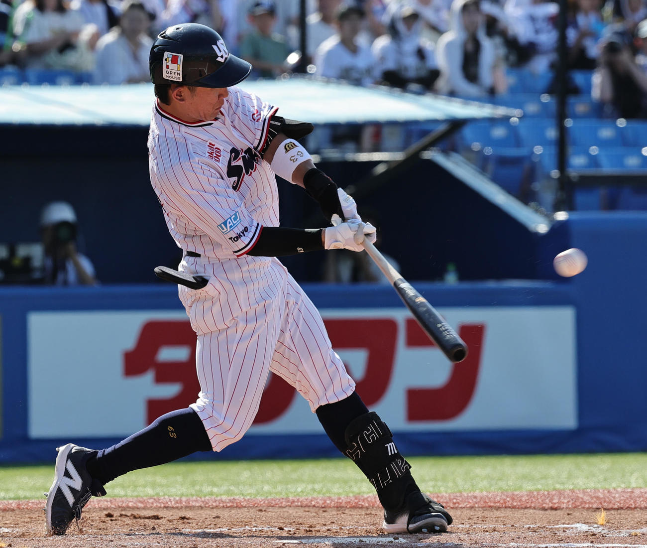 ヤクルト対オリックス　6回裏ヤクルト無死二塁、中越え適時二塁打を放つ増田（撮影・野上伸悟）