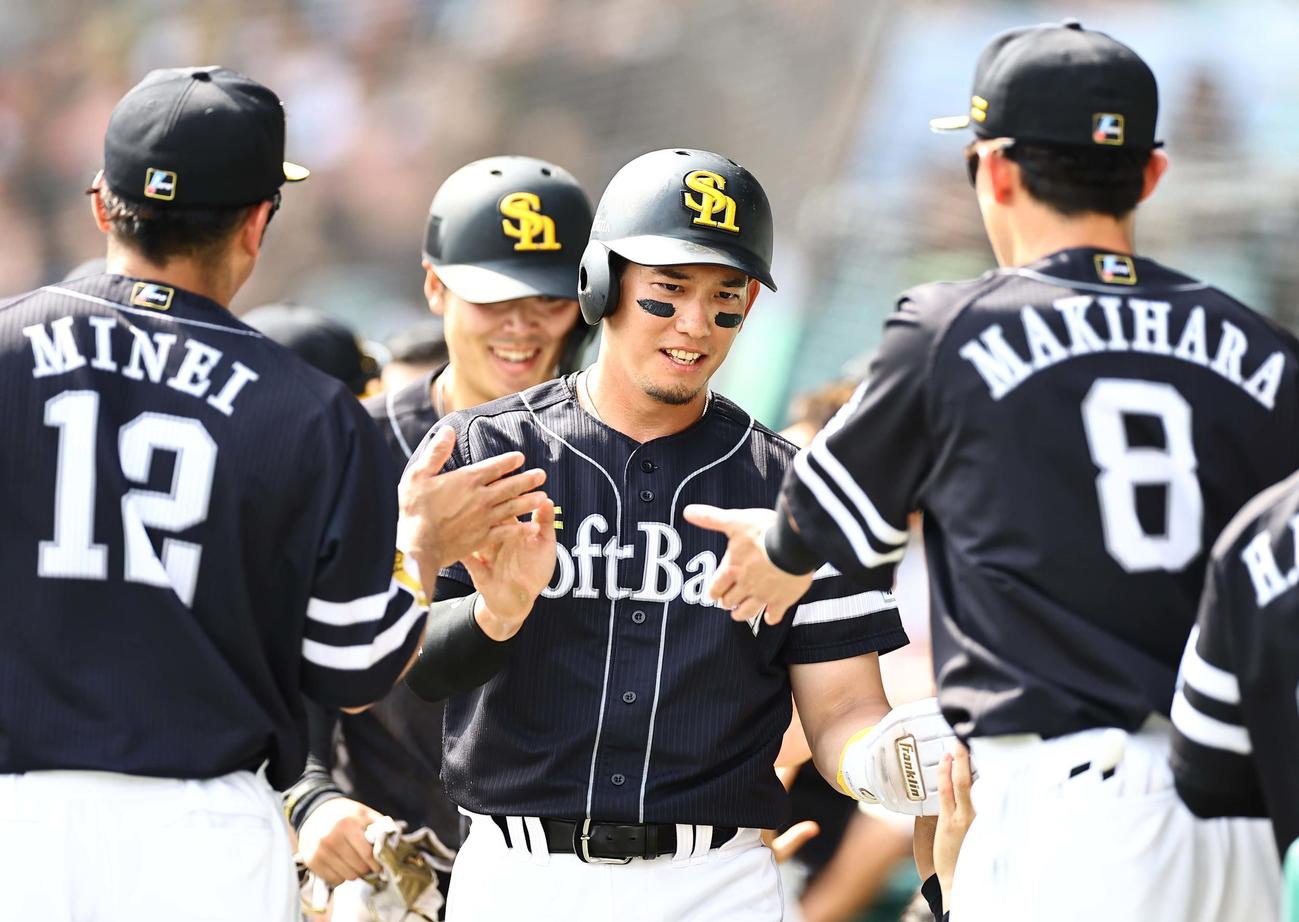 阪神対ソフトバンク　4回表ソフトバンク2死二、三塁、ダウンズの先制2点適時打で生還する栗原（中央右）と石塚（撮影・上田博志）