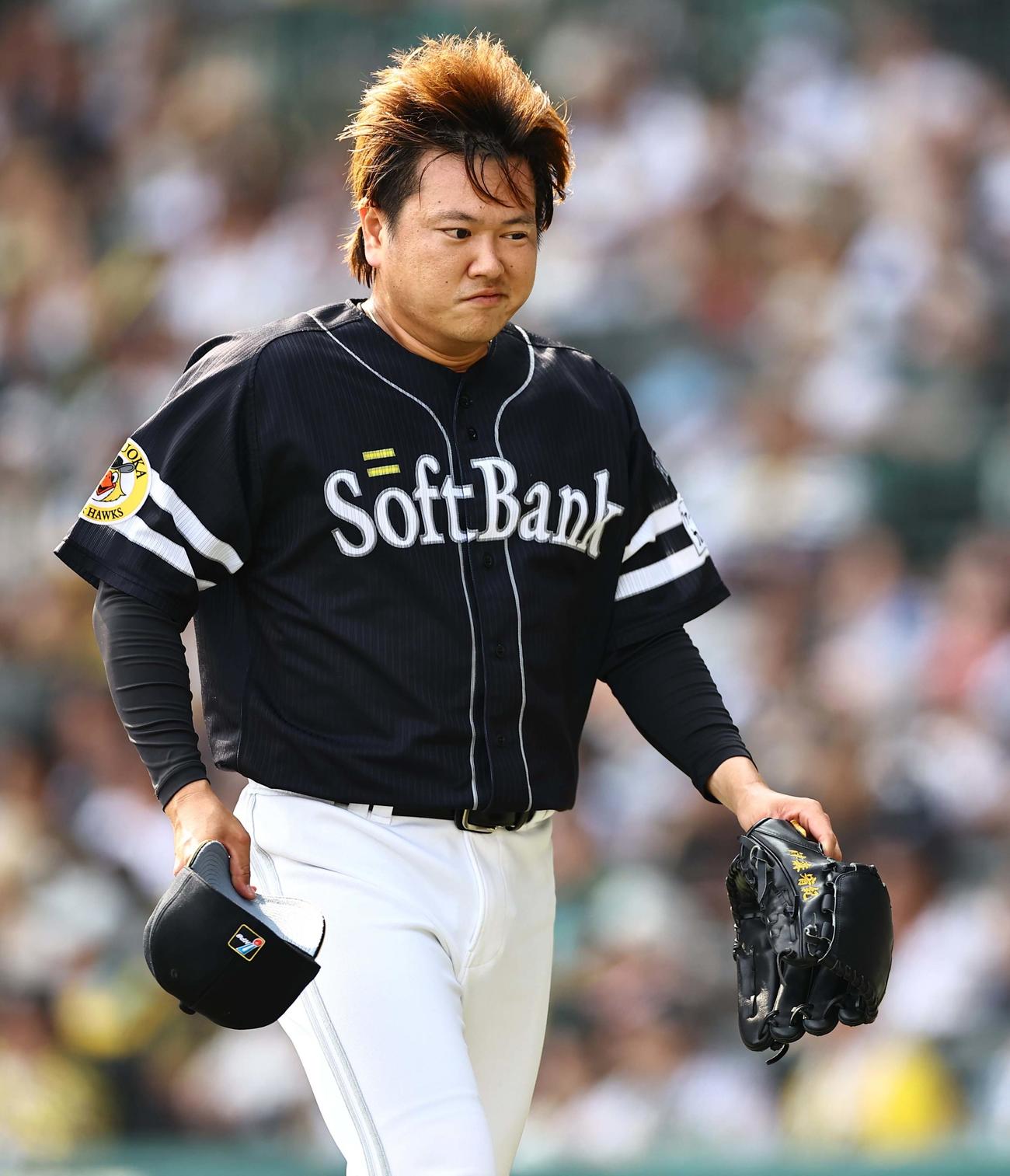 阪神対ソフトバンク　6回裏阪神1死、中野に頭部死球を与えた津森は危険球退場となる（撮影・上田博志）