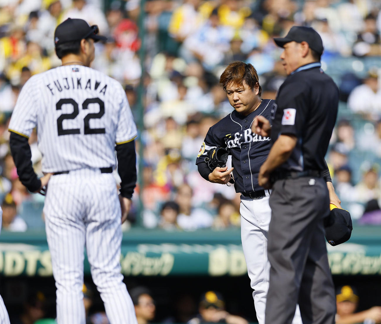 阪神対ソフトバンク　6回裏阪神1死、中野に頭部死球を与えた津森宥紀。左は阪神藤川監督（撮影・藤尾明華）